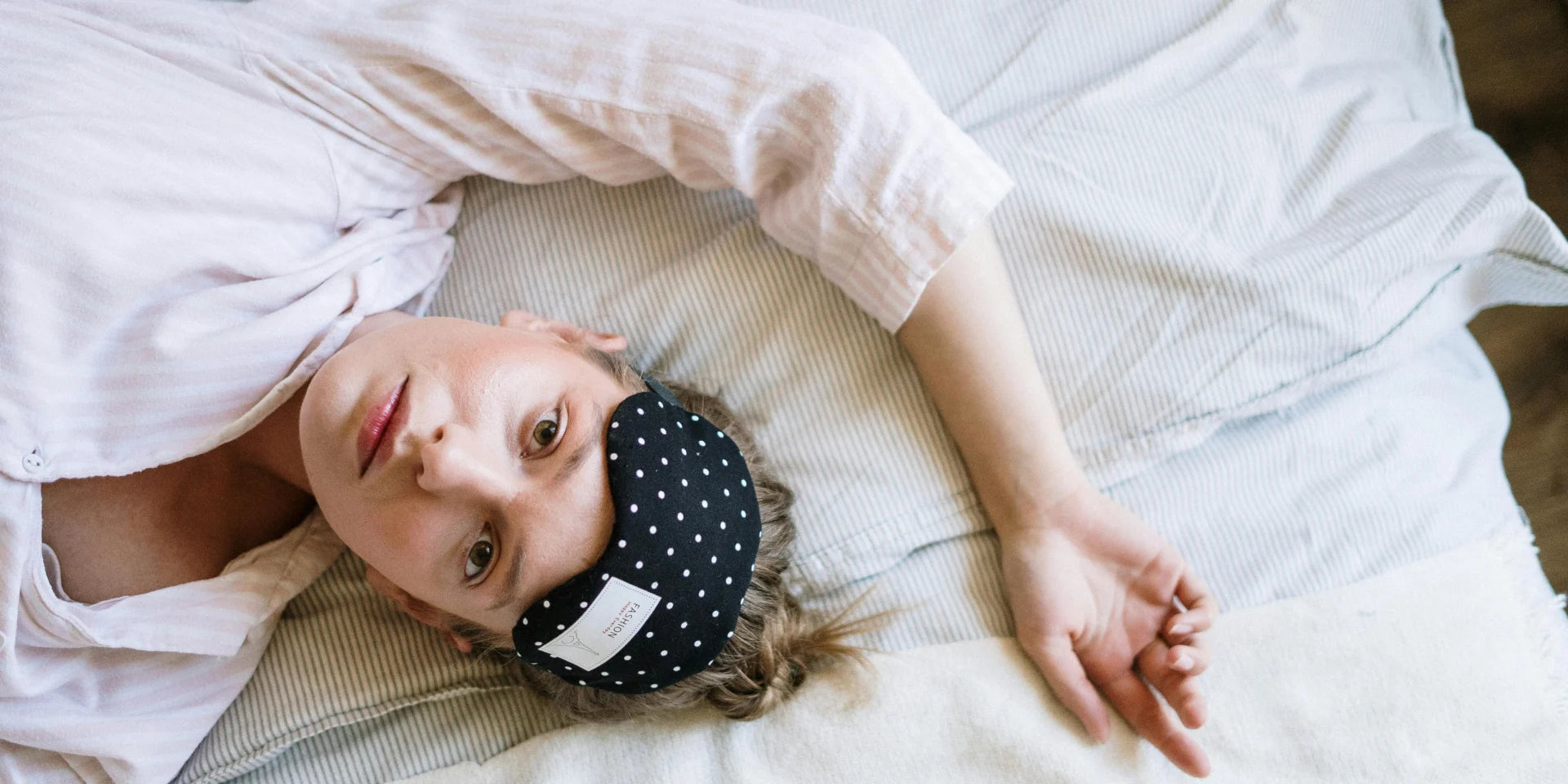 kvinde med sovemasker