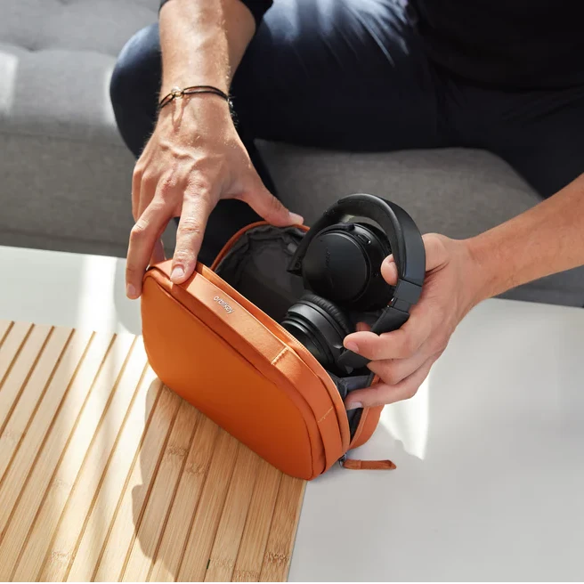 Orbitkey 2 in 1 Tech Pouch Orange med headset