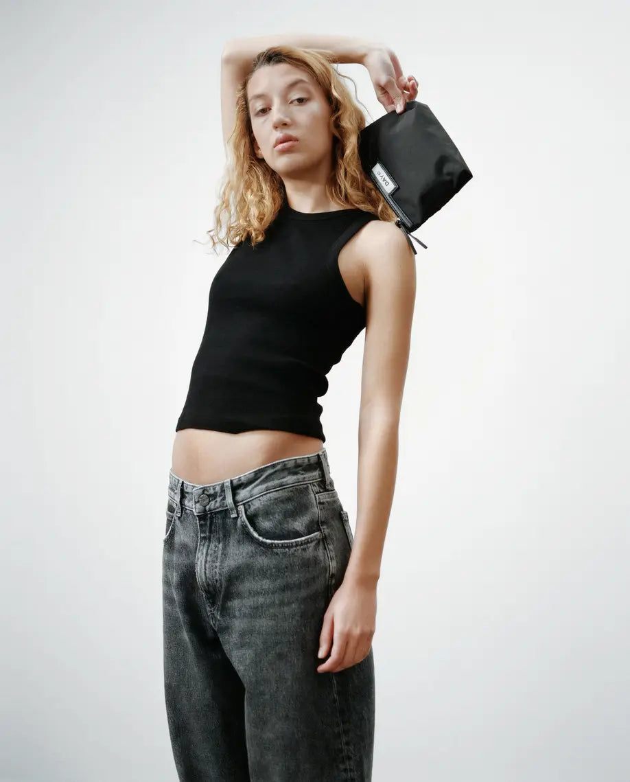 Kvinde med Day Makeuppung Mini Sort