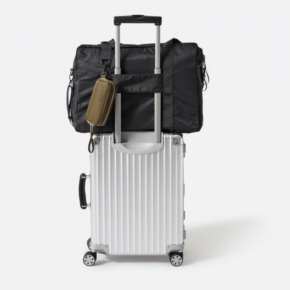 Ay Studios sort weekendtaske festet til kuffert