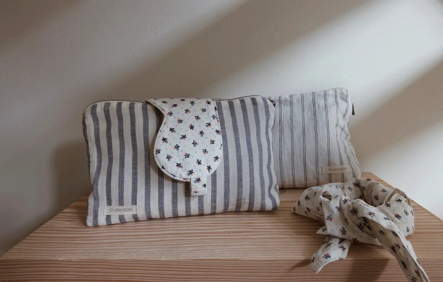 Toilettaske Celia Riviera Blue Studio feder miljøbilde