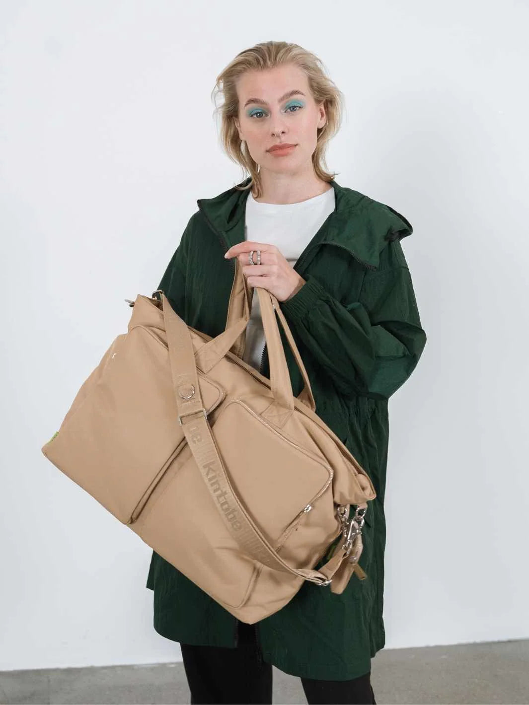 kvinde med beige weekendtaske