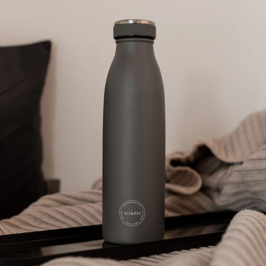 Aya og Ida drikkeflaske 500 ml mørkegrå, miljø
