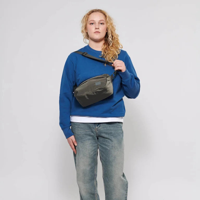 model med ARCUS LILLE CROSSBODY TASKE grå
