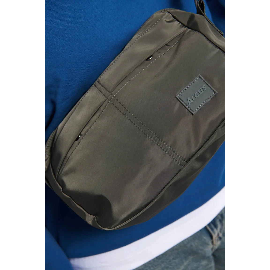 model med ARCUS LILLE CROSSBODY TASKE grå