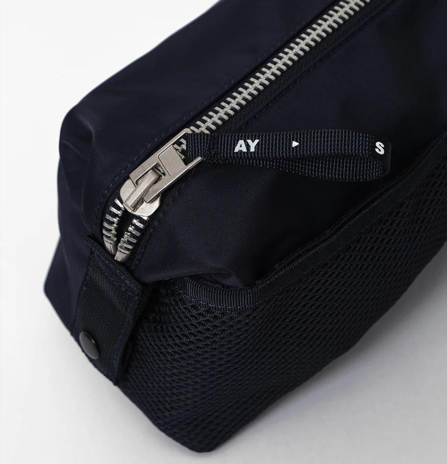 ay studios washbag navy, detalje
