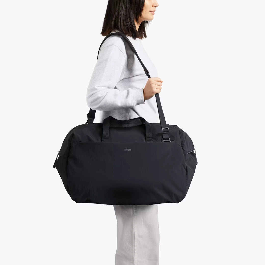 Bellroy Lite Duffel 40 liter, Sort, med kvindelig model