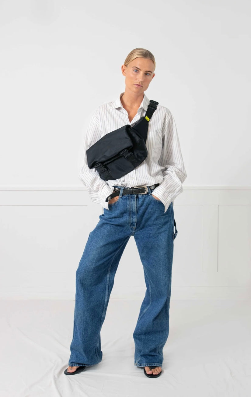 Kvinde med sort Dennis BUMBAG SILFEN