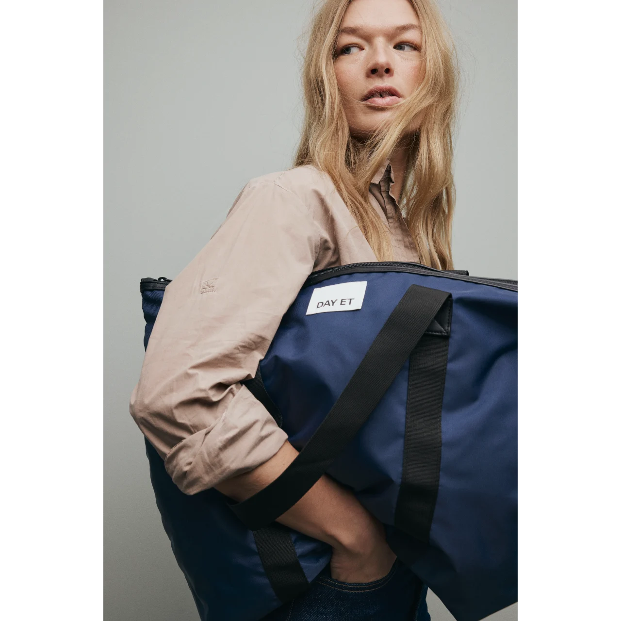 KVINDE med Day Re-S bag Navy