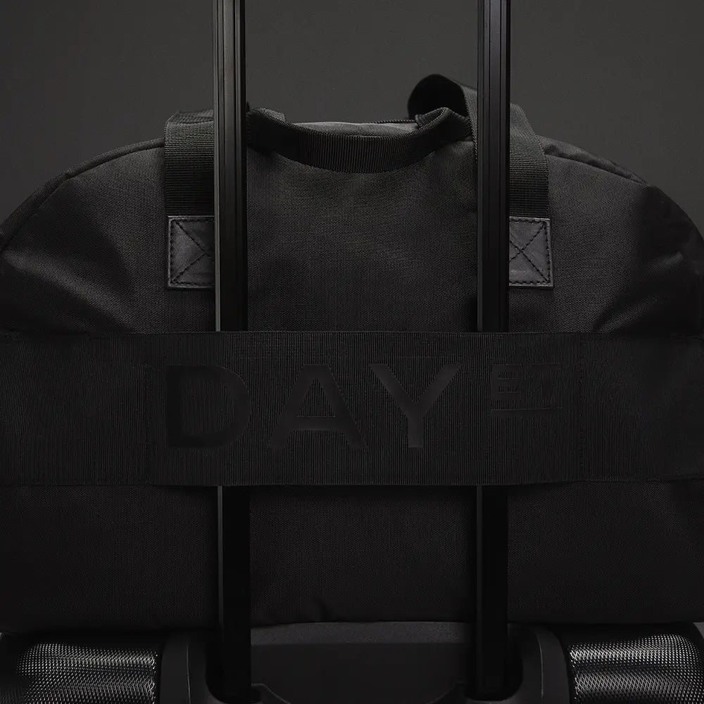 Sort Day One-Nighter med elastisk trolley strop