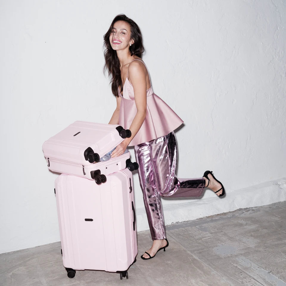 Kvinde med Epic Airwave Neo kuffert , Sweet Pink