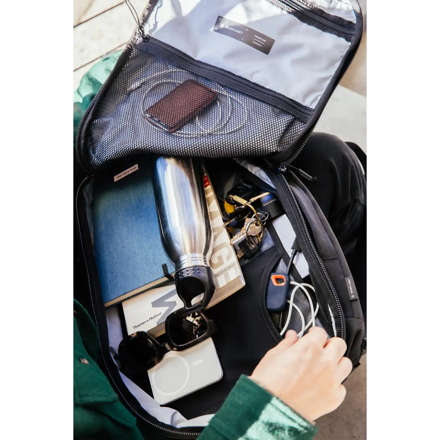 Heimplanet Daypack 24 liter, sort, med indhold