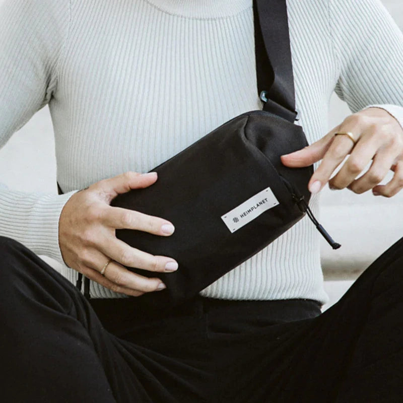 Kvinde med Heimplanet sort transit line sling pocket