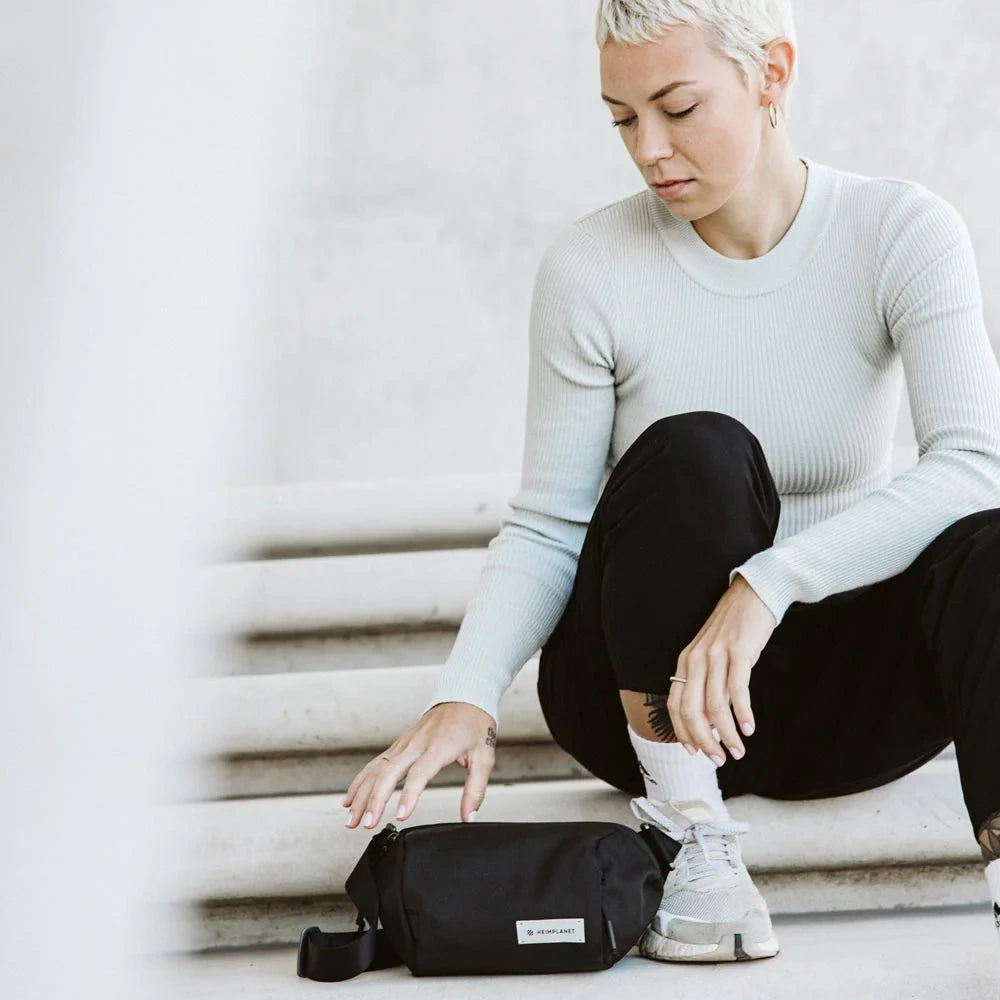 Kvinde med heimplanet sort transit line sling pocket