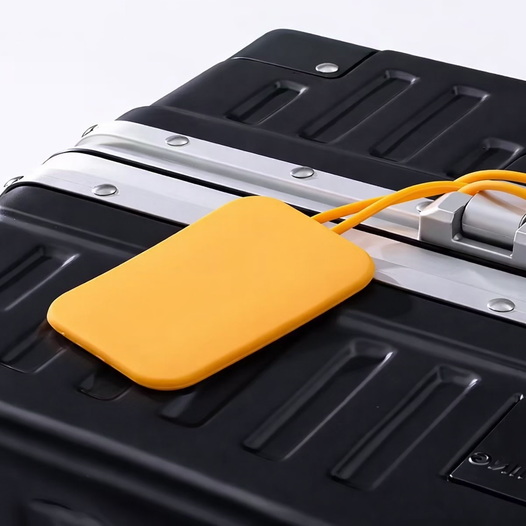 kuffert med orange luggage tag