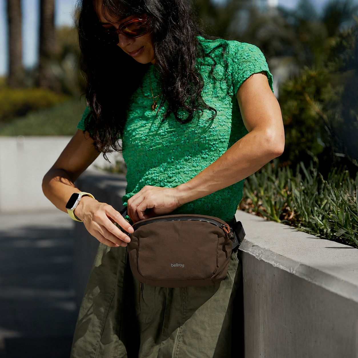 Kvinde med Bellroy Lite beltetaske i farven river rock/brun,