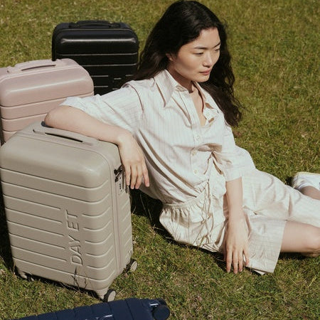 Kvinde med Day Kabinekufferter