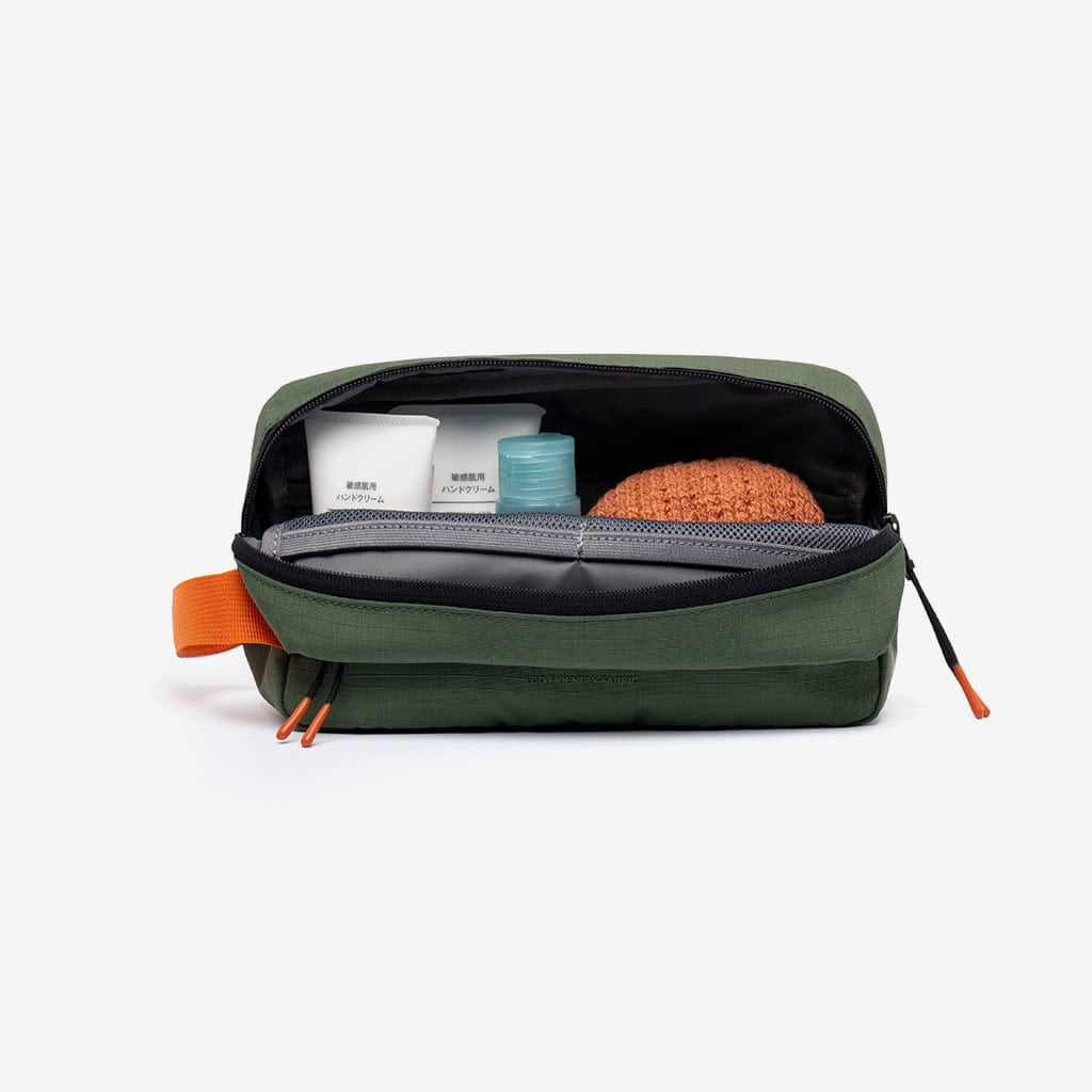 Grøn lefrik toilettaske åben med indhold