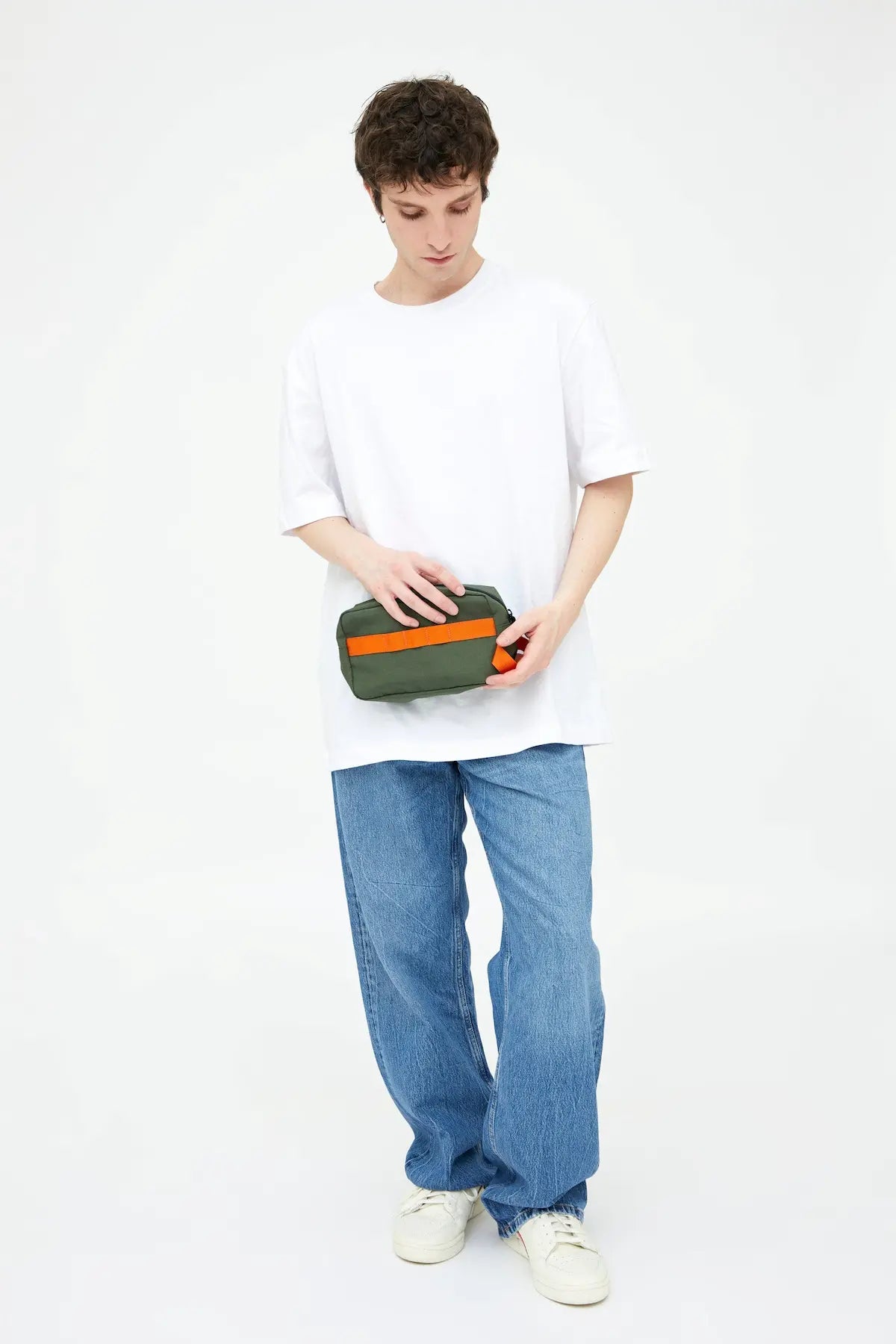 Dreng med grøn og orange lefrik toilettaske