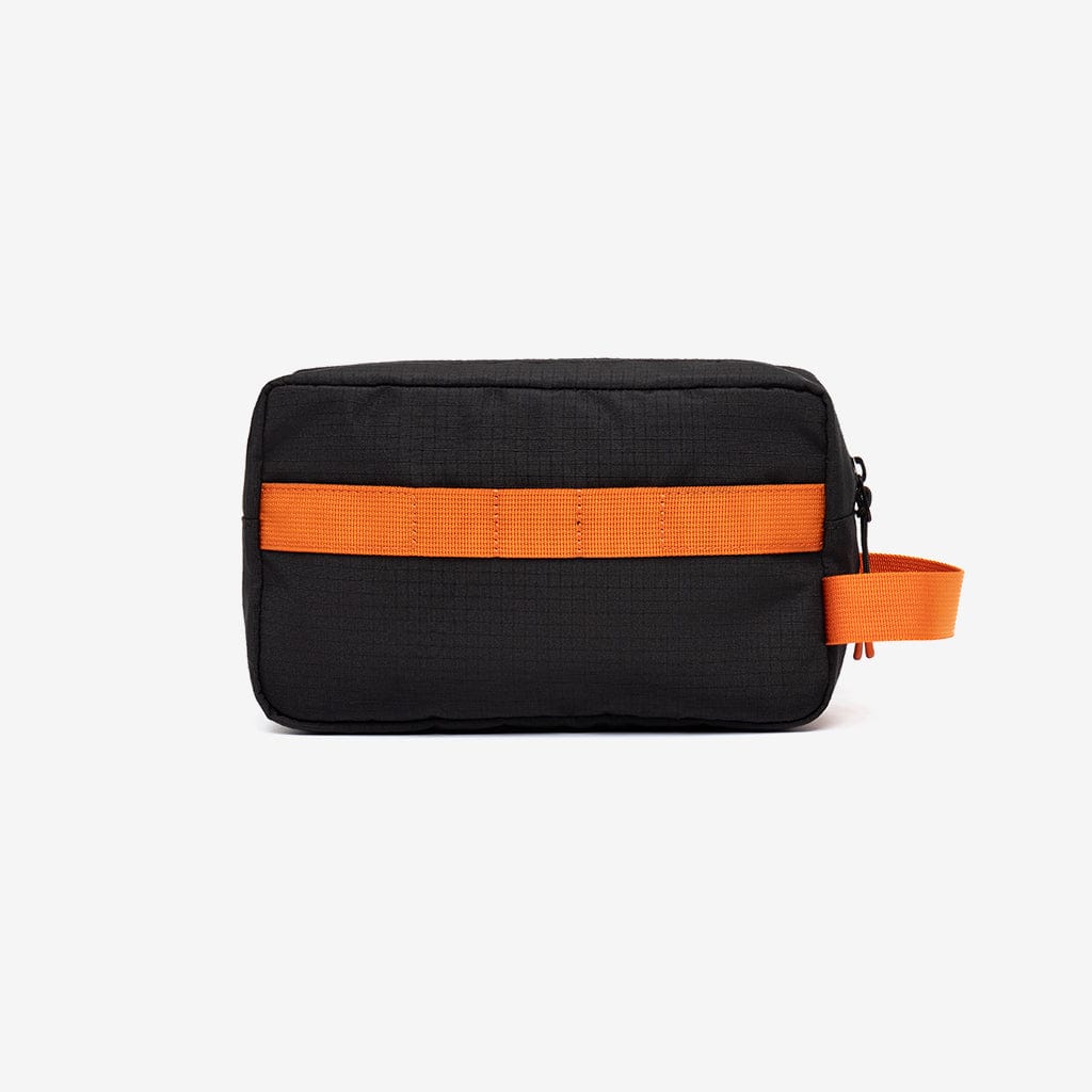 Sort lefrik toilettaske med orange bånd og strop