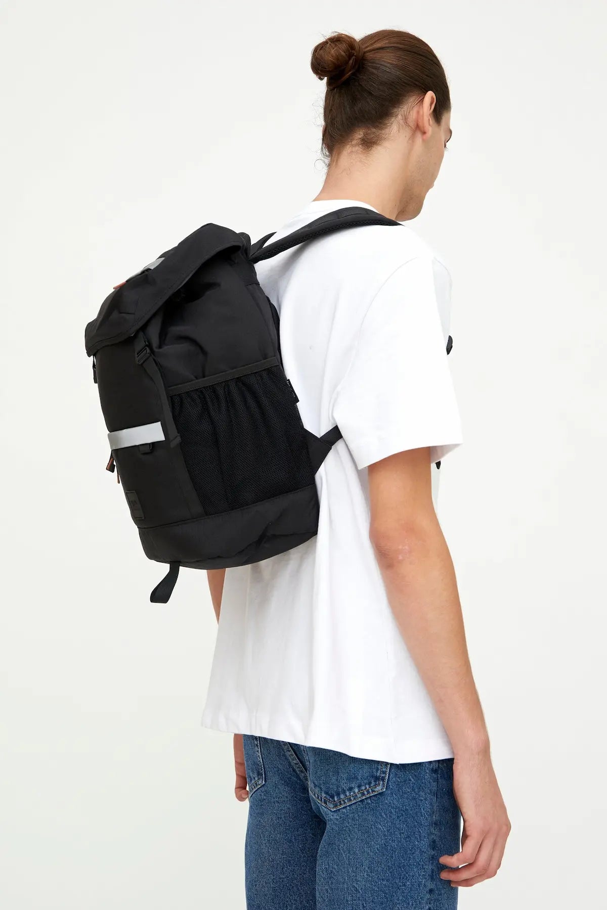 Mand med sort mountain lefrik rygsæk