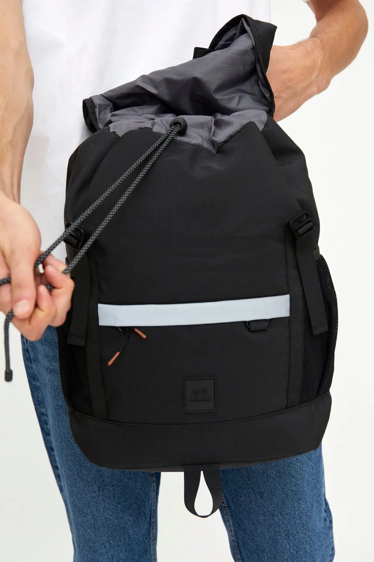 Sort mountain lefrik rygsæk åbning'