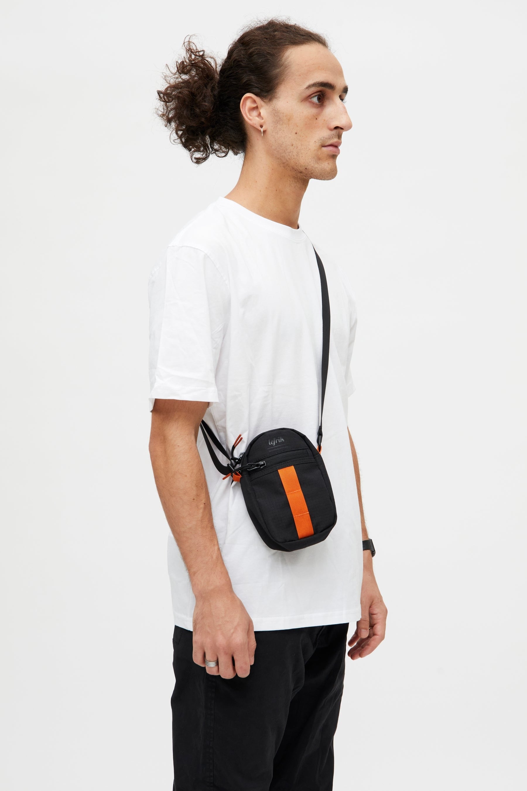 mand med jan lefrik sort messenger bag