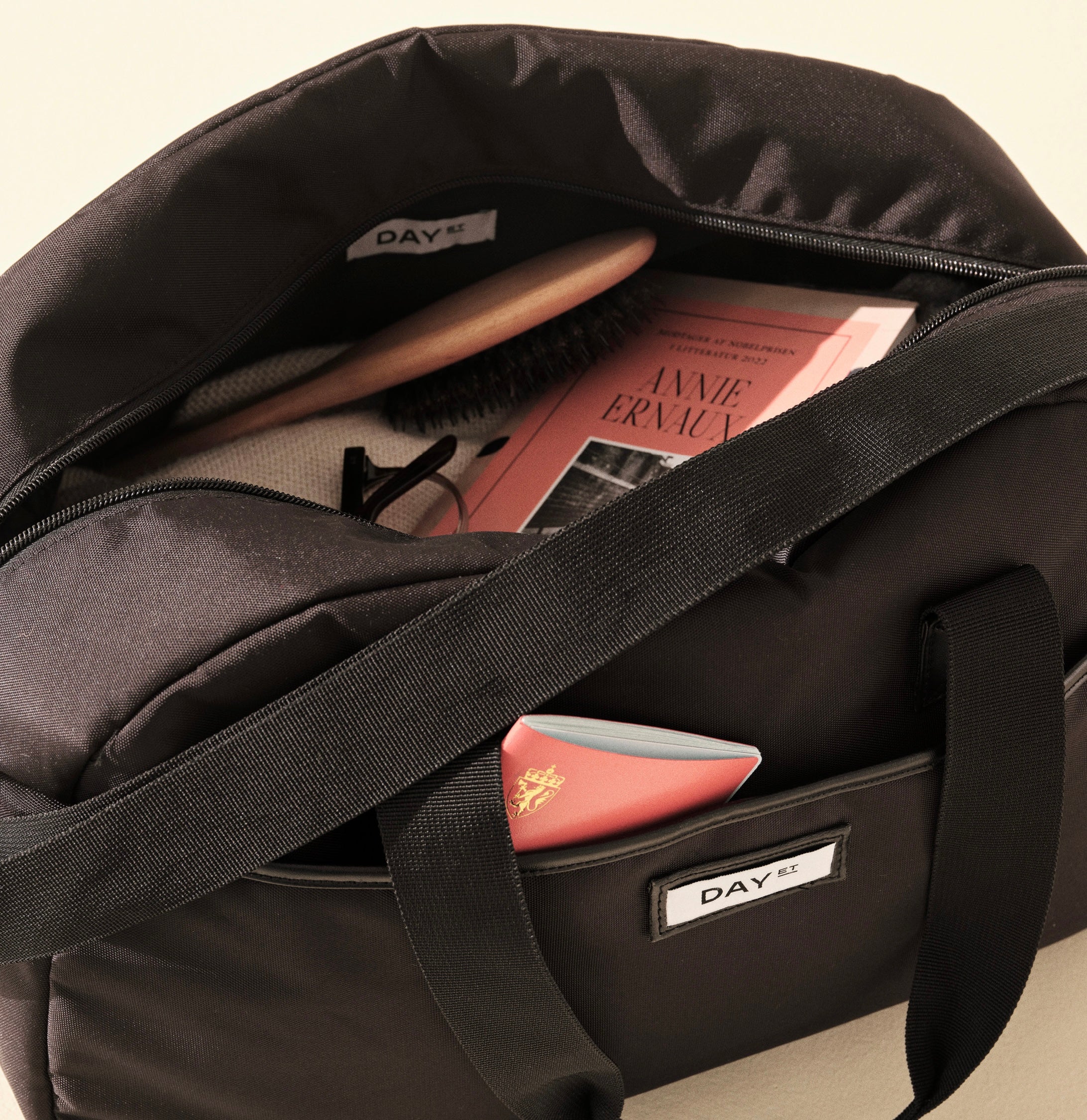 Day one nighter taske med indhold