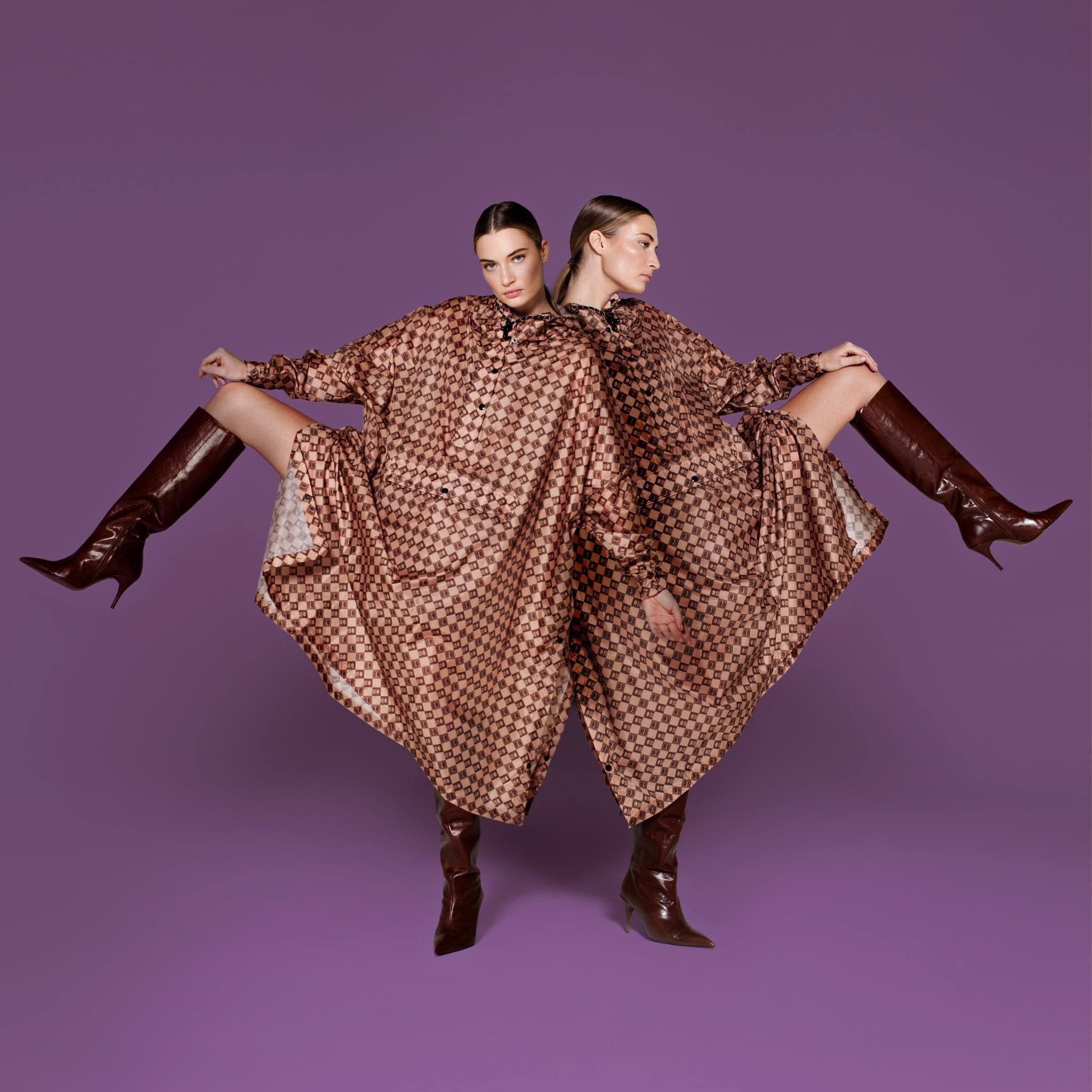 Women wit Damier Rainkiss Rainponcho