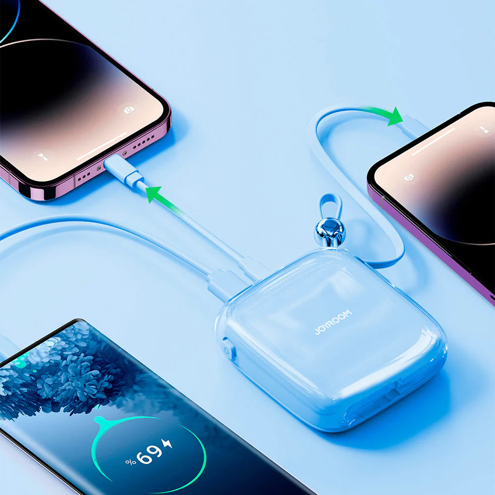 Joyroom lyseblå powerbank lader flere enheder