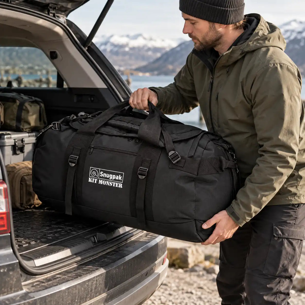 Mand med Snugpak Kitmonster 120 liters taske sort