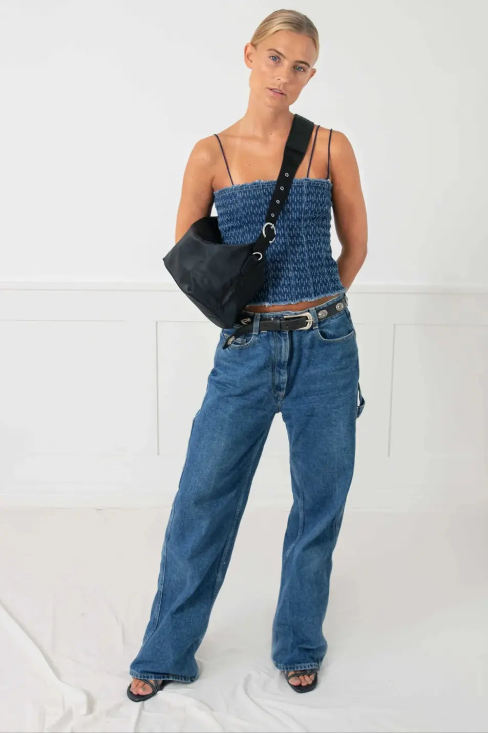 Kvinde med sort Bibbi skuldertaske Silfen