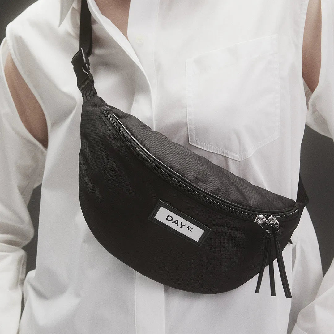 Kvinde med Day Bumbag Sort