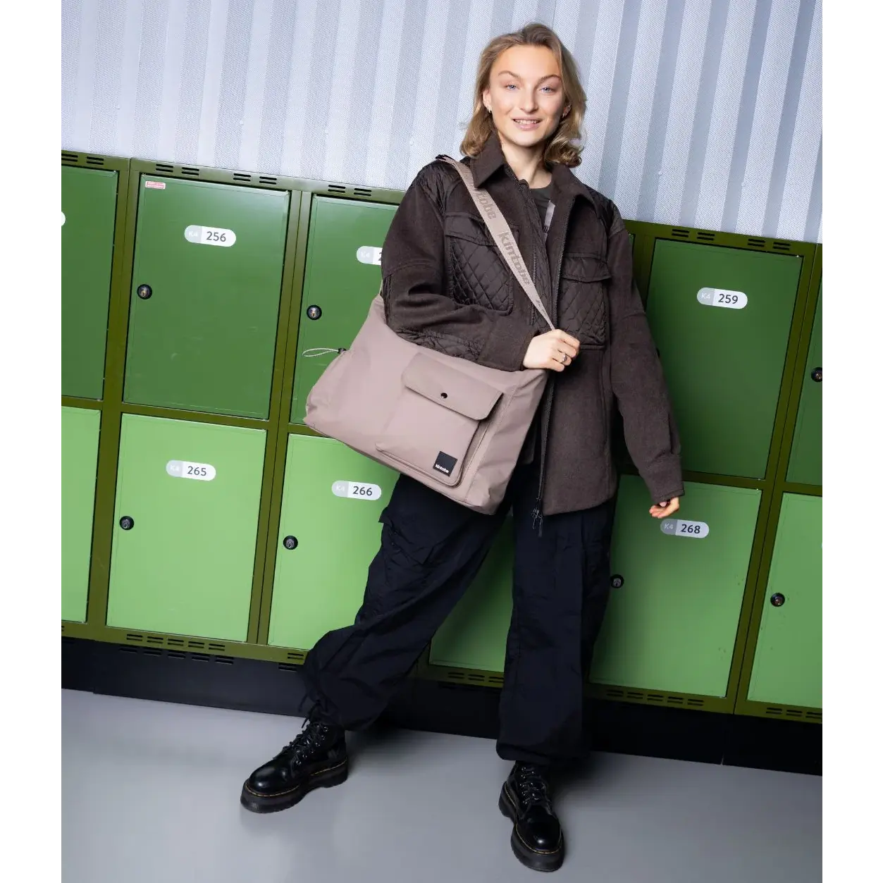 model med kintobe milo taske i farven scandi taupe