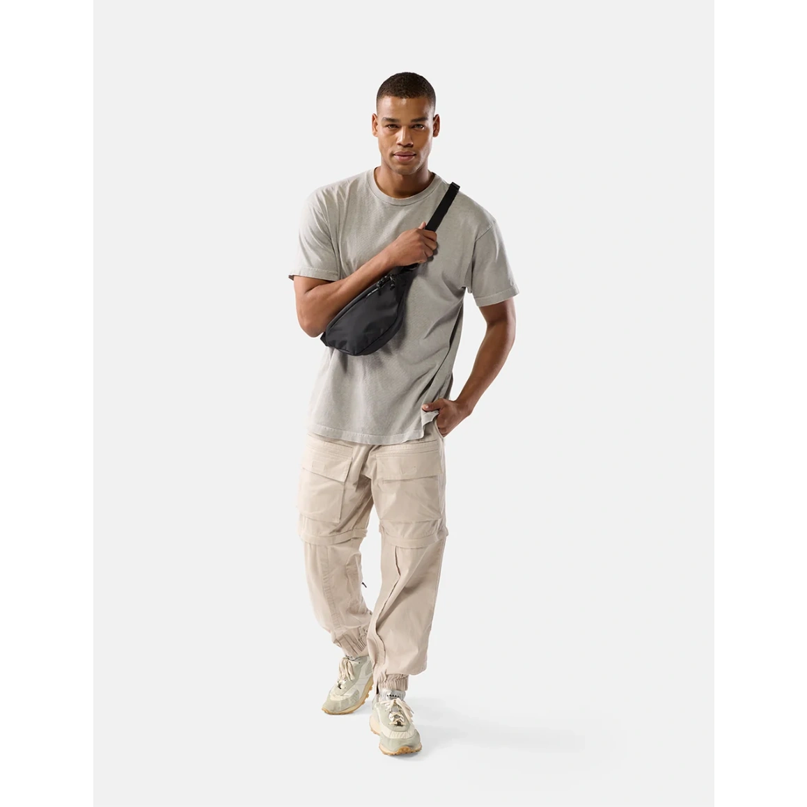 manlig model med Matador 2 liter Lite Sling, Sort