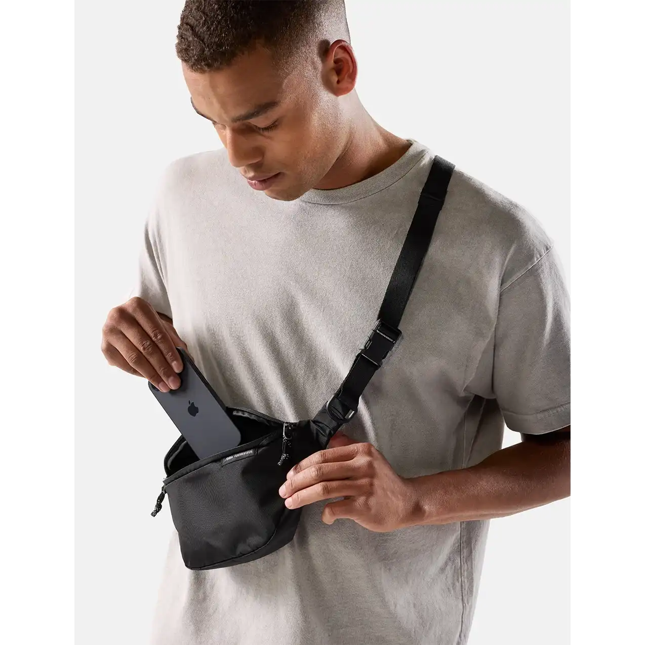 Mandlig model med Matador 2 liter Lite Sling, Sort
