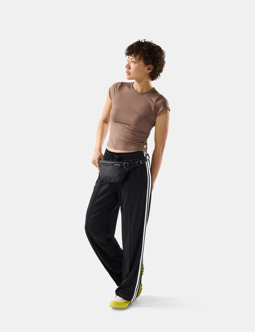 Kvindelig model med Matador 2 liter Lite Sling, Sort