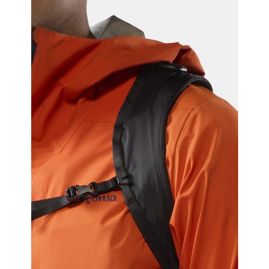 Matador vandtæt 18L packable backpack, sort, skulderstrop og brystrem