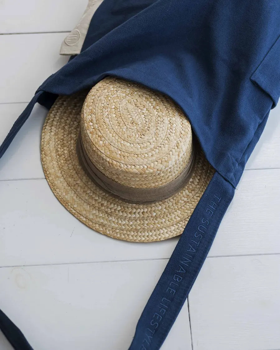 Mira Canvas tote Dark denim med stråhat