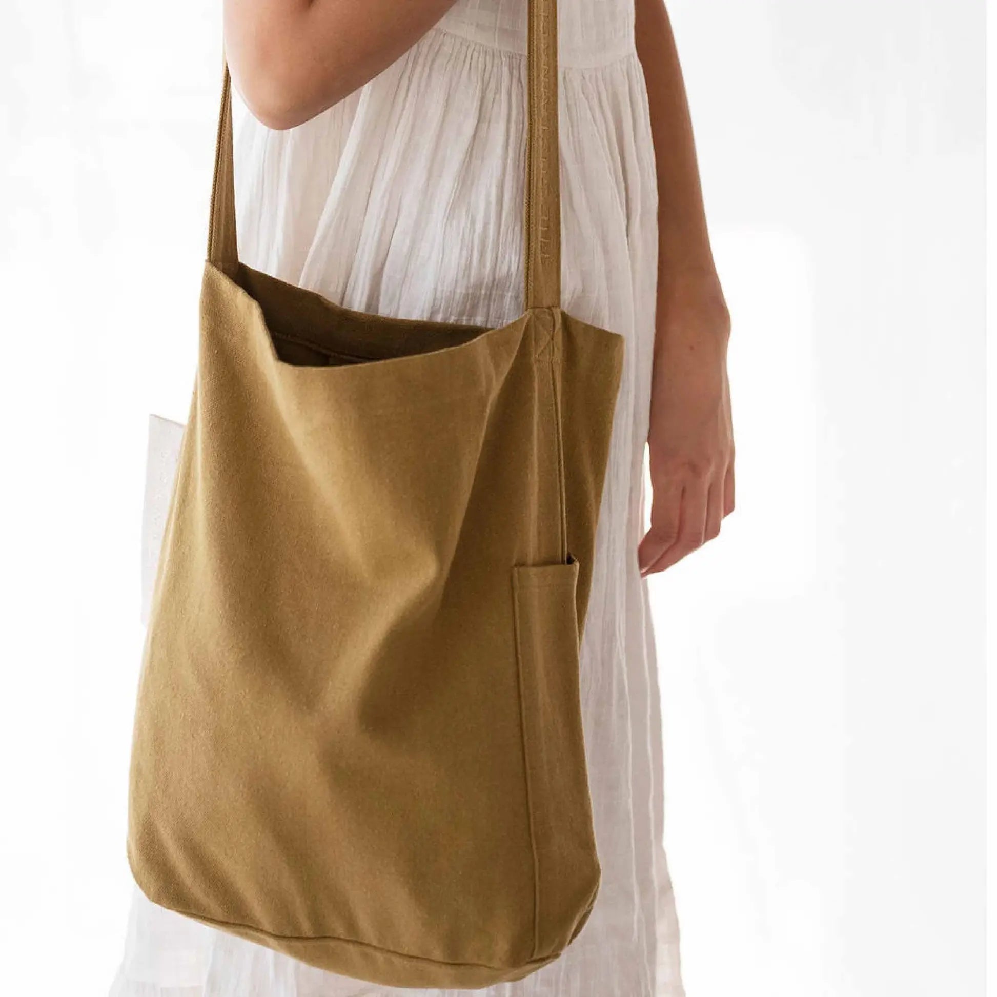 Kvinde med Mira Canvas tote olivenfarvet