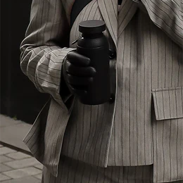 Kvinde med NAAL drikkeflaske med sort lædersleeve