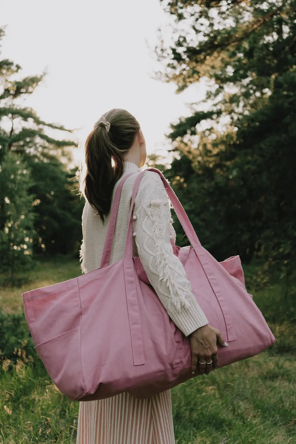 Kvinde med stor OMOM bomuldstaske Rosa