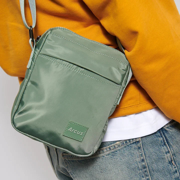 Kvinde med Arcus Phone Bag grøn