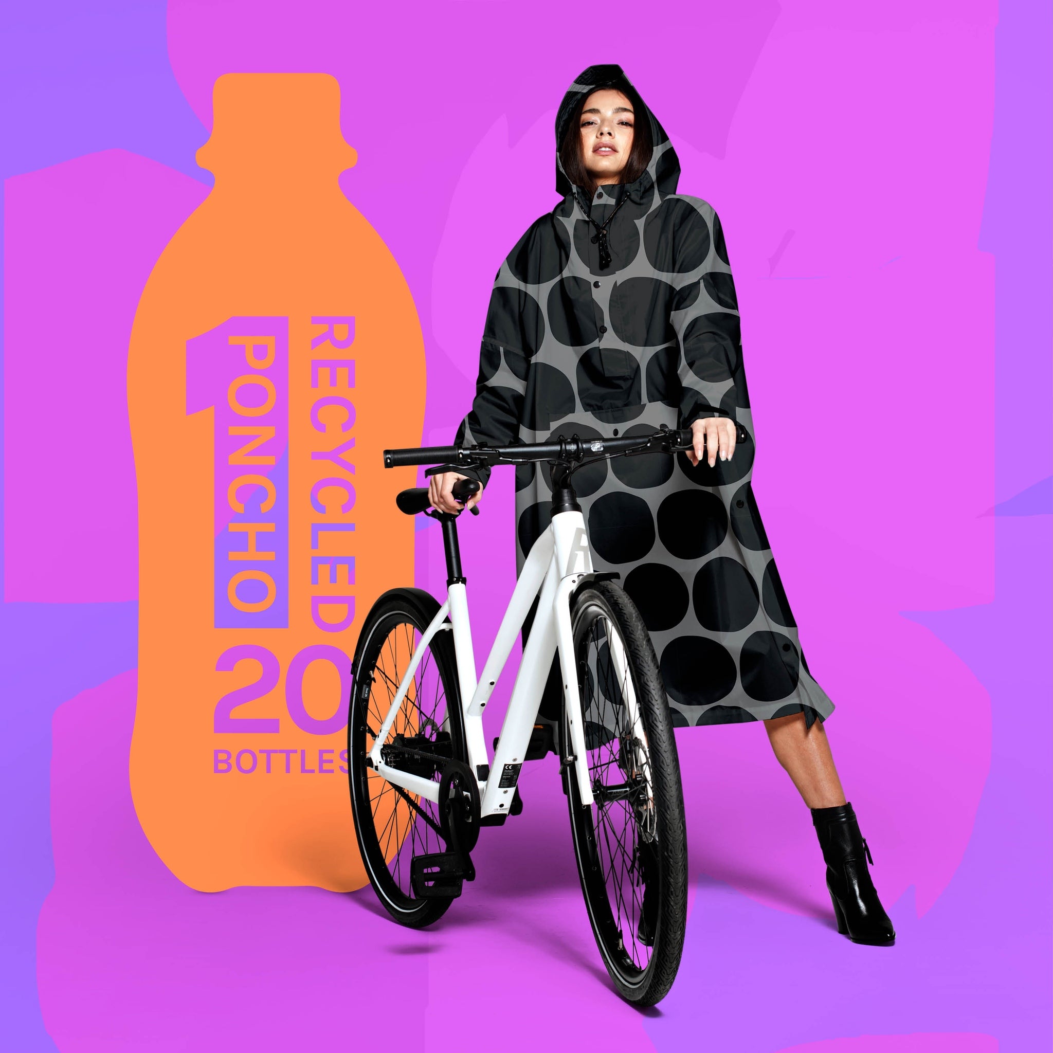 Kvinde med Rainkiss regnponcho black polka
