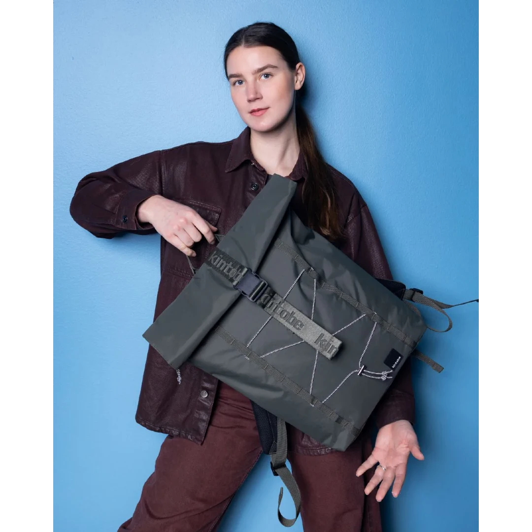Model med Kintobe rolltop rygsæk Rio Zen Green