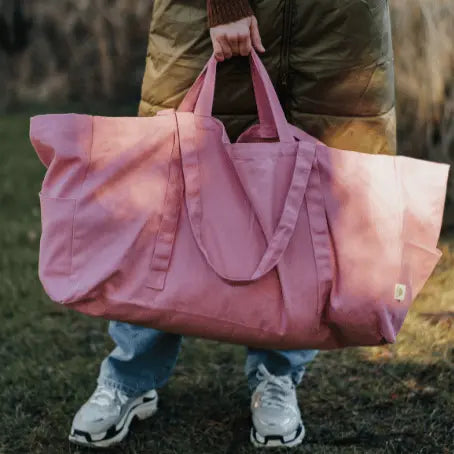 Kvinde med stor OMOM bomuldstaske Rosa