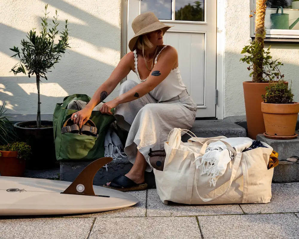 Kvinde med OMOM store bomuldstasker lifestylefoto