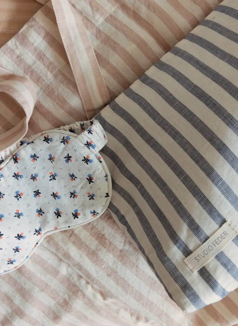 Celia toilettaske Riviera Blue sammen med andre tekstiler