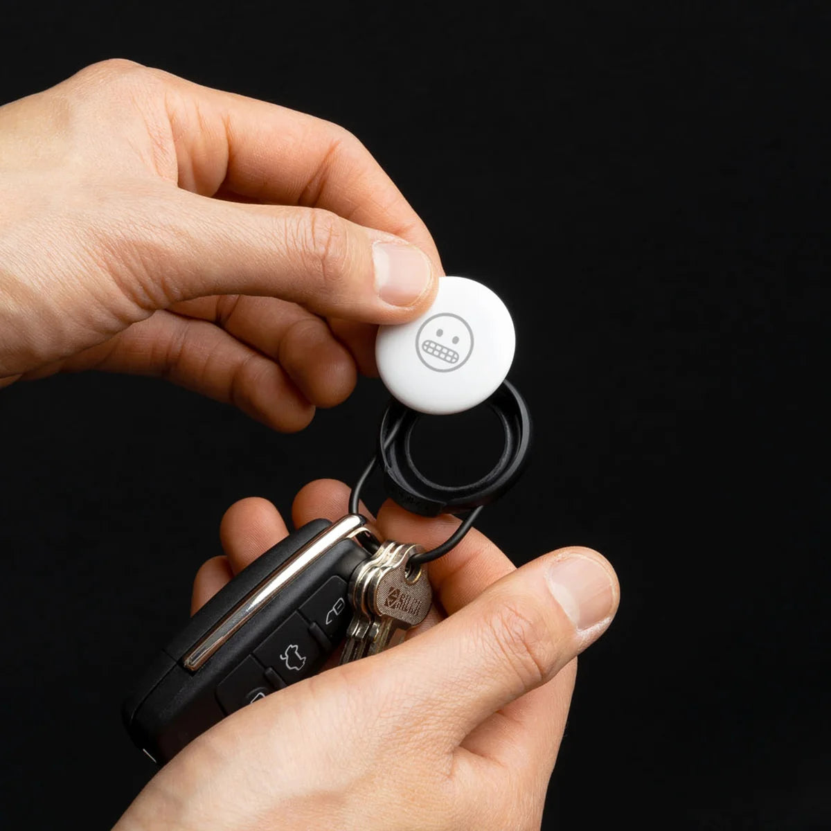 Orbitkey slimcase for airtag i hånden