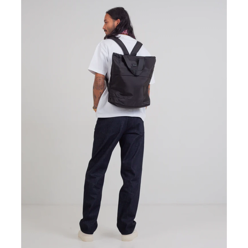 Mand med Arcus sort rygsæk tote